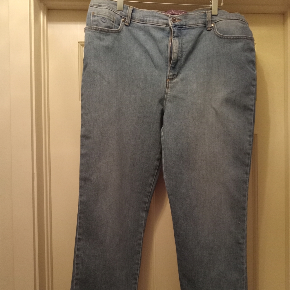 GLORIA VANDERBILT WOMEN'S JEANS.  NWOT